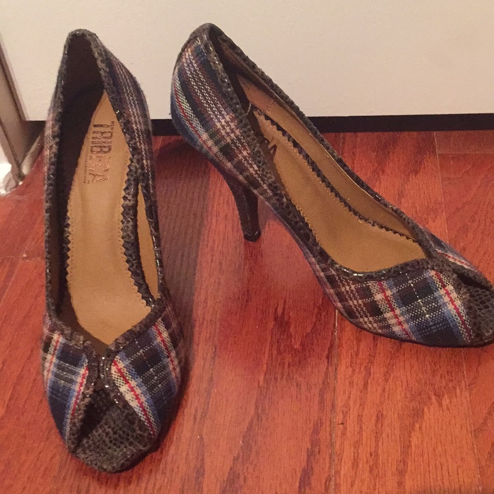 Cute peep toe heels!